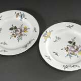 Paar Magdeburger Fayence Teller mit Scharffeuerfarbenmalerei in Mangan, Gelb, Grün und Blau "Blumen", um 1780, Boden mit grüner "M" Marke, Ø 22,3cm, Rand best., min. Abplatzungen - photo 2