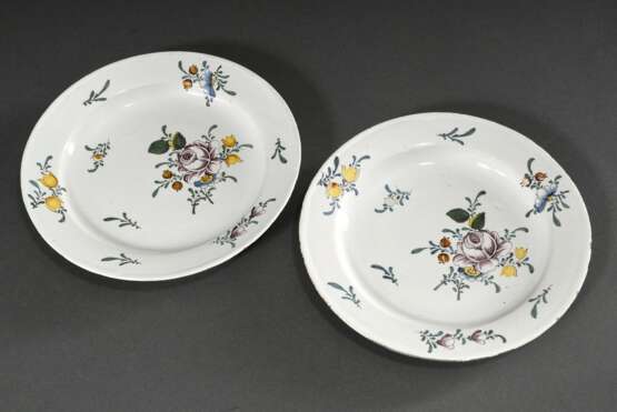 Paar Magdeburger Fayence Teller mit Scharffeuerfarbenmalerei in Mangan, Gelb, Grün und Blau "Blumen", um 1780, Boden mit grüner "M" Marke, Ø 22,3cm, Rand best., min. Abplatzungen - photo 2