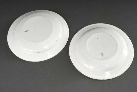Paar Magdeburger Fayence Teller mit Scharffeuerfarbenmalerei in Mangan, Gelb, Grün und Blau "Blumen", um 1780, Boden mit grüner "M" Marke, Ø 22,3cm, Rand best., min. Abplatzungen - photo 3