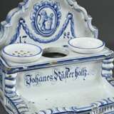 Fayence Schreibgeschirr mit Blaumalerei Wappen "Steigender Löwe an Baumstumpf" und Namenszug "Johannes Rüsterholtz" sowie Datierung 1788, wohl Winterthur, Schweiz, 17,3x19x17cm, Einsätze ergänzt - photo 1
