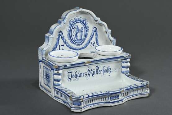 Fayence Schreibgeschirr mit Blaumalerei Wappen "Steigender Löwe an Baumstumpf" und Namenszug "Johannes Rüsterholtz" sowie Datierung 1788, wohl Winterthur, Schweiz, 17,3x19x17cm, Einsätze ergänzt - photo 2