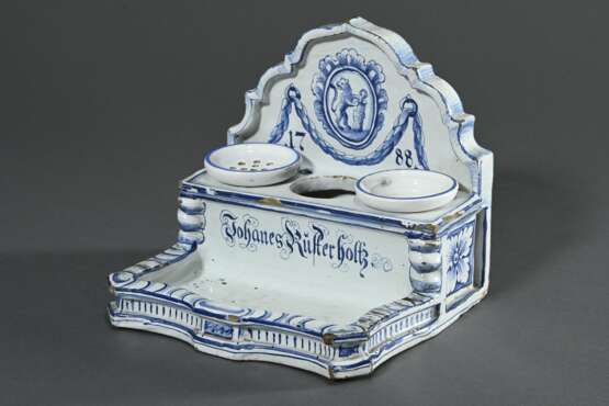 Fayence Schreibgeschirr mit Blaumalerei Wappen "Steigender Löwe an Baumstumpf" und Namenszug "Johannes Rüsterholtz" sowie Datierung 1788, wohl Winterthur, Schweiz, 17,3x19x17cm, Einsätze ergänzt - photo 3