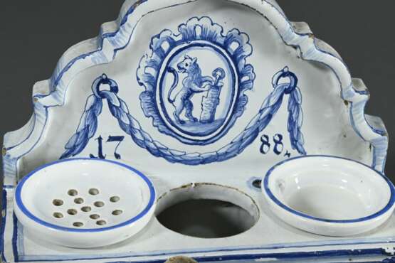 Fayence Schreibgeschirr mit Blaumalerei Wappen "Steigender Löwe an Baumstumpf" und Namenszug "Johannes Rüsterholtz" sowie Datierung 1788, wohl Winterthur, Schweiz, 17,3x19x17cm, Einsätze ergänzt - photo 4