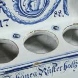 Fayence Schreibgeschirr mit Blaumalerei Wappen "Steigender Löwe an Baumstumpf" und Namenszug "Johannes Rüsterholtz" sowie Datierung 1788, wohl Winterthur, Schweiz, 17,3x19x17cm, Einsätze ergänzt - photo 6