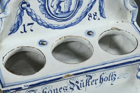 Fayence Schreibgeschirr mit Blaumalerei Wappen "Steigender Löwe an Baumstumpf" und Namenszug "Johannes Rüsterholtz" sowie Datierung 1788, wohl Winterthur, Schweiz, 17,3x19x17cm, Einsätze ergänzt - photo 6