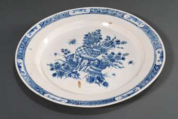 Sehr große Fayence Platte mit Blaumalerei nach chinesischem Vorbild &quot;Vasen mit Blumen&quot; im Spiegel sowie ornamentiertem Rand, verso gemarkt &quot;B&quot; (?), Anfang 18.Jh., Ø 47,9cm, starker Riss