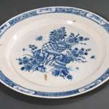Sehr große Fayence Platte mit Blaumalerei nach chinesischem Vorbild "Vasen mit Blumen" im Spiegel sowie ornamentiertem Rand, verso gemarkt "B" (?), Anfang 18.Jh., Ø 47,9cm, starker Riss - photo 1