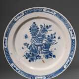 Sehr große Fayence Platte mit Blaumalerei nach chinesischem Vorbild "Vasen mit Blumen" im Spiegel sowie ornamentiertem Rand, verso gemarkt "B" (?), Anfang 18.Jh., Ø 47,9cm, starker Riss - photo 2