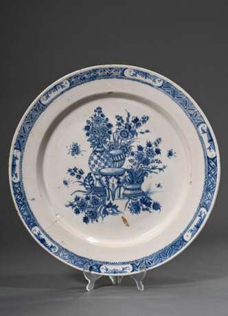 Sehr große Fayence Platte mit Blaumalerei nach chinesischem Vorbild "Vasen mit Blumen" im Spiegel sowie ornamentiertem Rand, verso gemarkt "B" (?), Anfang 18.Jh., Ø 47,9cm, starker Riss - photo 2