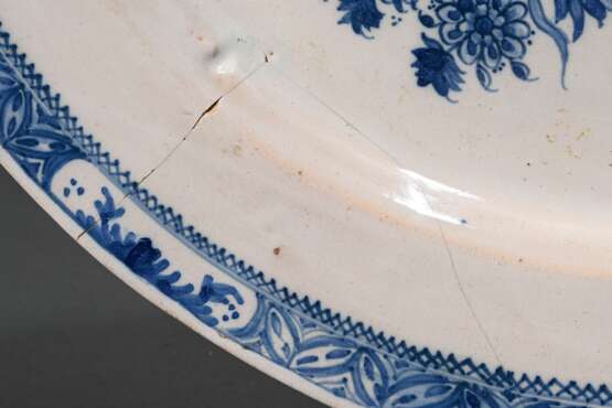 Sehr große Fayence Platte mit Blaumalerei nach chinesischem Vorbild "Vasen mit Blumen" im Spiegel sowie ornamentiertem Rand, verso gemarkt "B" (?), Anfang 18.Jh., Ø 47,9cm, starker Riss - photo 3