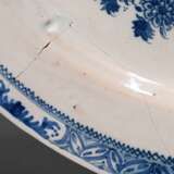 Sehr große Fayence Platte mit Blaumalerei nach chinesischem Vorbild "Vasen mit Blumen" im Spiegel sowie ornamentiertem Rand, verso gemarkt "B" (?), Anfang 18.Jh., Ø 47,9cm, starker Riss - photo 3