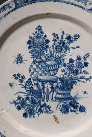 Sehr große Fayence Platte mit Blaumalerei nach chinesischem Vorbild "Vasen mit Blumen" im Spiegel sowie ornamentiertem Rand, verso gemarkt "B" (?), Anfang 18.Jh., Ø 47,9cm, starker Riss - photo 6