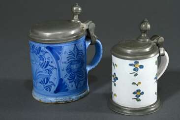 2 Diverse Miniatur Fayence Humpen mit Zinndeckeln: 1x Nürnberg mit floraler und ornamentaler Blaumalerei auf kleisterblauem Fond (1. Hälfte 18.Jh., H. 11cm) und 1x Hanau (?) mit Blütenmuster in Blau, Gelb und Grün, am Bo…