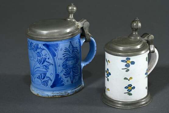 2 Diverse Miniatur Fayence Humpen mit Zinndeckeln: 1x Nürnberg mit floraler und ornamentaler Blaumalerei auf kleisterblauem Fond (1. Hälfte 18.Jh., H. 11cm) und 1x Hanau (?) mit Blütenmuster in Blau, Gelb und Grün, am Bo… - Foto 1