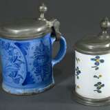 2 Diverse Miniatur Fayence Humpen mit Zinndeckeln: 1x Nürnberg mit floraler und ornamentaler Blaumalerei auf kleisterblauem Fond (1. Hälfte 18.Jh., H. 11cm) und 1x Hanau (?) mit Blütenmuster in Blau, Gelb und Grün, am Bo… - Foto 1