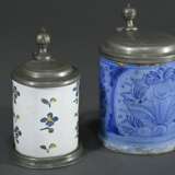 2 Diverse Miniatur Fayence Humpen mit Zinndeckeln: 1x Nürnberg mit floraler und ornamentaler Blaumalerei auf kleisterblauem Fond (1. Hälfte 18.Jh., H. 11cm) und 1x Hanau (?) mit Blütenmuster in Blau, Gelb und Grün, am Bo… - Foto 2
