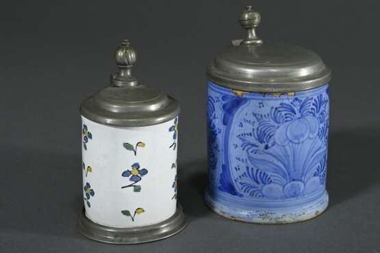 2 Diverse Miniatur Fayence Humpen mit Zinndeckeln: 1x Nürnberg mit floraler und ornamentaler Blaumalerei auf kleisterblauem Fond (1. Hälfte 18.Jh., H. 11cm) und 1x Hanau (?) mit Blütenmuster in Blau, Gelb und Grün, am Bo… - Foto 2