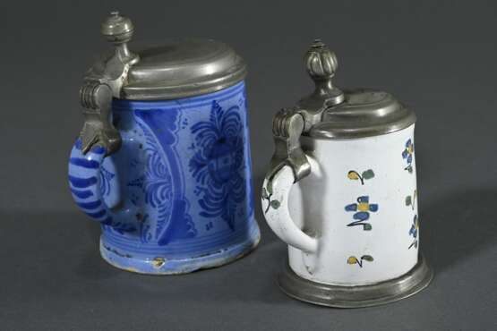 2 Diverse Miniatur Fayence Humpen mit Zinndeckeln: 1x Nürnberg mit floraler und ornamentaler Blaumalerei auf kleisterblauem Fond (1. Hälfte 18.Jh., H. 11cm) und 1x Hanau (?) mit Blütenmuster in Blau, Gelb und Grün, am Bo… - Foto 3