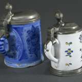 2 Diverse Miniatur Fayence Humpen mit Zinndeckeln: 1x Nürnberg mit floraler und ornamentaler Blaumalerei auf kleisterblauem Fond (1. Hälfte 18.Jh., H. 11cm) und 1x Hanau (?) mit Blütenmuster in Blau, Gelb und Grün, am Bo… - Foto 3