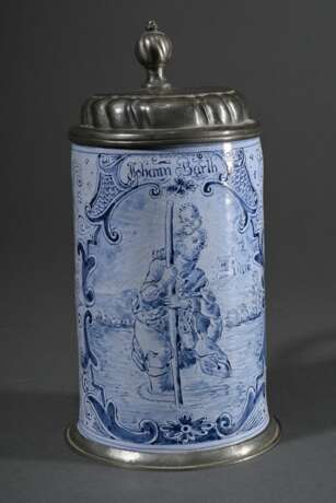 Nürnberger Hausmaler Humpen mit Blaumalerei auf kleisterblauem Fond "Heiliger Christophorus" in Rollwerk Kartusche und Blattornamenten, oben bezeichnet "Johann Barth", Boden sign. NK., auf Zinndeckel … - photo 2