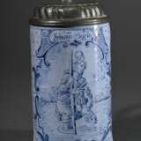 Nürnberger Hausmaler Humpen mit Blaumalerei auf kleisterblauem Fond "Heiliger Christophorus" in Rollwerk Kartusche und Blattornamenten, oben bezeichnet "Johann Barth", Boden sign. NK., auf Zinndeckel … - photo 2