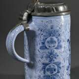 Nürnberger Hausmaler Humpen mit Blaumalerei auf kleisterblauem Fond "Heiliger Christophorus" in Rollwerk Kartusche und Blattornamenten, oben bezeichnet "Johann Barth", Boden sign. NK., auf Zinndeckel … - photo 3