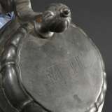 Nürnberger Hausmaler Humpen mit Blaumalerei auf kleisterblauem Fond "Heiliger Christophorus" in Rollwerk Kartusche und Blattornamenten, oben bezeichnet "Johann Barth", Boden sign. NK., auf Zinndeckel … - photo 4