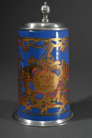 Schrezheimer Walzenkrug mit floraler Goldmalerei auf blau glasiertem Fond, polierter Zinndeckel mit Kugeldrücker und Fußring, Ende 18.Jh., H. 22,5cm, berieben - photo 2