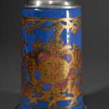 Schrezheimer Walzenkrug mit floraler Goldmalerei auf blau glasiertem Fond, polierter Zinndeckel mit Kugeldrücker und Fußring, Ende 18.Jh., H. 22,5cm, berieben - photo 2
