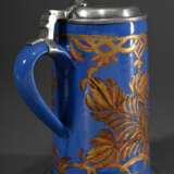 Schrezheimer Walzenkrug mit floraler Goldmalerei auf blau glasiertem Fond, polierter Zinndeckel mit Kugeldrücker und Fußring, Ende 18.Jh., H. 22,5cm, berieben - photo 3