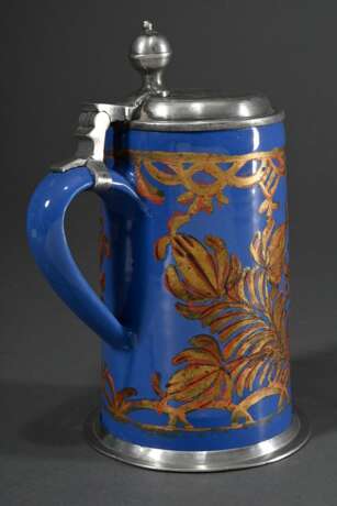 Schrezheimer Walzenkrug mit floraler Goldmalerei auf blau glasiertem Fond, polierter Zinndeckel mit Kugeldrücker und Fußring, Ende 18.Jh., H. 22,5cm, berieben - photo 3