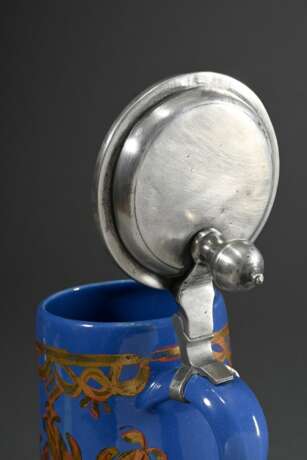 Schrezheimer Walzenkrug mit floraler Goldmalerei auf blau glasiertem Fond, polierter Zinndeckel mit Kugeldrücker und Fußring, Ende 18.Jh., H. 22,5cm, berieben - photo 6