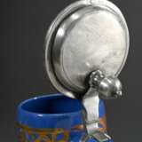 Schrezheimer Walzenkrug mit floraler Goldmalerei auf blau glasiertem Fond, polierter Zinndeckel mit Kugeldrücker und Fußring, Ende 18.Jh., H. 22,5cm, berieben - photo 6
