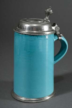 Monochrom türkis glasierter Walzenkrug mit Zinn Standring und Zinndeckel mit Relieftondo "Mariä Verkündigung" sowie vasenförmiger Daumenrast, Ende 18.Jh., H. 22,3cm - photo 1
