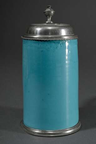 Monochrom türkis glasierter Walzenkrug mit Zinn Standring und Zinndeckel mit Relieftondo "Mariä Verkündigung" sowie vasenförmiger Daumenrast, Ende 18.Jh., H. 22,3cm - photo 2