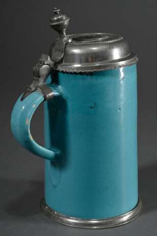 Monochrom türkis glasierter Walzenkrug mit Zinn Standring und Zinndeckel mit Relieftondo "Mariä Verkündigung" sowie vasenförmiger Daumenrast, Ende 18.Jh., H. 22,3cm - photo 3