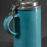 Monochrom türkis glasierter Walzenkrug mit Zinn Standring und Zinndeckel mit Relieftondo "Mariä Verkündigung" sowie vasenförmiger Daumenrast, Ende 18.Jh., H. 22,3cm - photo 3
