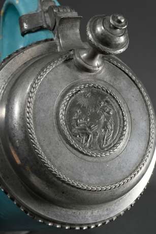 Monochrom türkis glasierter Walzenkrug mit Zinn Standring und Zinndeckel mit Relieftondo "Mariä Verkündigung" sowie vasenförmiger Daumenrast, Ende 18.Jh., H. 22,3cm - photo 4