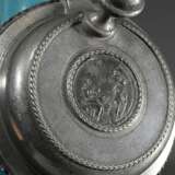 Monochrom türkis glasierter Walzenkrug mit Zinn Standring und Zinndeckel mit Relieftondo "Mariä Verkündigung" sowie vasenförmiger Daumenrast, Ende 18.Jh., H. 22,3cm - photo 4