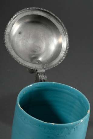 Monochrom türkis glasierter Walzenkrug mit Zinn Standring und Zinndeckel mit Relieftondo "Mariä Verkündigung" sowie vasenförmiger Daumenrast, Ende 18.Jh., H. 22,3cm - photo 5