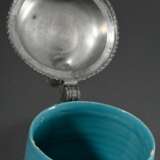 Monochrom türkis glasierter Walzenkrug mit Zinn Standring und Zinndeckel mit Relieftondo "Mariä Verkündigung" sowie vasenförmiger Daumenrast, Ende 18.Jh., H. 22,3cm - photo 5