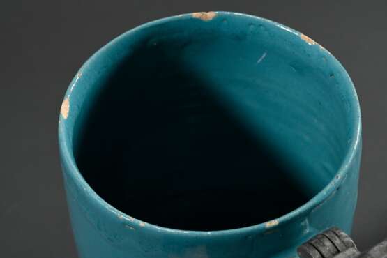Monochrom türkis glasierter Walzenkrug mit Zinn Standring und Zinndeckel mit Relieftondo "Mariä Verkündigung" sowie vasenförmiger Daumenrast, Ende 18.Jh., H. 22,3cm - photo 6
