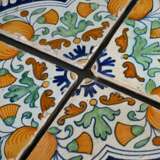 5 Diverse Fliesen mit polychromer Malerei "Orangen und Calendula in Vierpass" von Rankemuster umgeben, 1x "Blumenvase", Holland um 1620, 13x13cm, min. best., 1x rest. Vgl.: Berendsen, Fliesen - eine G… - photo 3