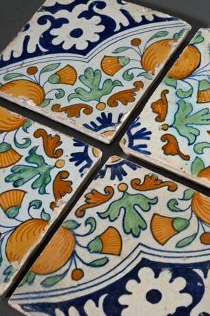5 Diverse Fliesen mit polychromer Malerei "Orangen und Calendula in Vierpass" von Rankemuster umgeben, 1x "Blumenvase", Holland um 1620, 13x13cm, min. best., 1x rest. Vgl.: Berendsen, Fliesen - eine G… - photo 3
