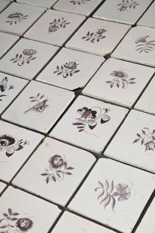 150 Diverse Fliesen mit Manganmalerei, Holland um 1800: 134x "Kleine Blume", 12x "Vogel" und "Insekt", 4x "Blumenvase", je ca. 13x13cm, Altersspuren, best., z.T. defekt, 8 stark be… - photo 1