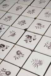 150 Diverse Fliesen mit Manganmalerei, Holland um 1800: 134x &quot;Kleine Blume&quot;, 12x &quot;Vogel&quot; und &quot;Insekt&quot;, 4x &quot;Blumenvase&quot;, je ca. 13x13cm, Altersspuren, best., z.T. defekt, 8 stark be…