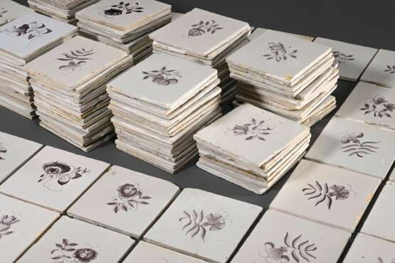 150 Diverse Fliesen mit Manganmalerei, Holland um 1800: 134x "Kleine Blume", 12x "Vogel" und "Insekt", 4x "Blumenvase", je ca. 13x13cm, Altersspuren, best., z.T. defekt, 8 stark be… - photo 2
