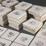 150 Diverse Fliesen mit Manganmalerei, Holland um 1800: 134x "Kleine Blume", 12x "Vogel" und "Insekt", 4x "Blumenvase", je ca. 13x13cm, Altersspuren, best., z.T. defekt, 8 stark be… - photo 2