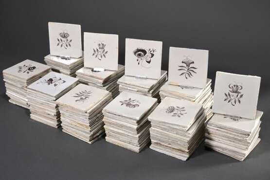 150 Diverse Fliesen mit Manganmalerei, Holland um 1800: 134x "Kleine Blume", 12x "Vogel" und "Insekt", 4x "Blumenvase", je ca. 13x13cm, Altersspuren, best., z.T. defekt, 8 stark be… - photo 3