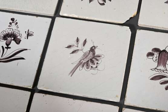 150 Diverse Fliesen mit Manganmalerei, Holland um 1800: 134x "Kleine Blume", 12x "Vogel" und "Insekt", 4x "Blumenvase", je ca. 13x13cm, Altersspuren, best., z.T. defekt, 8 stark be… - photo 4